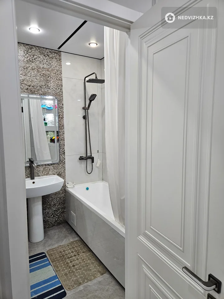3-комнатная квартира, этаж 10 из 12, 80 м², На длительный срок, фотография 2