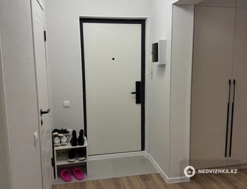 1-комнатная квартира, этаж 10 из 12, 35 м², миниатюра 1