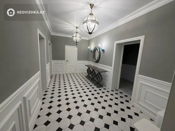 4-комнатная квартира, этаж 1 из 5, 180 м²