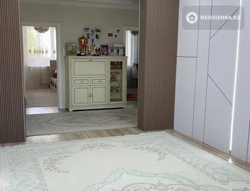 4-комнатная квартира, этаж 4 из 5, 109 м², На длительный срок, миниатюра 1