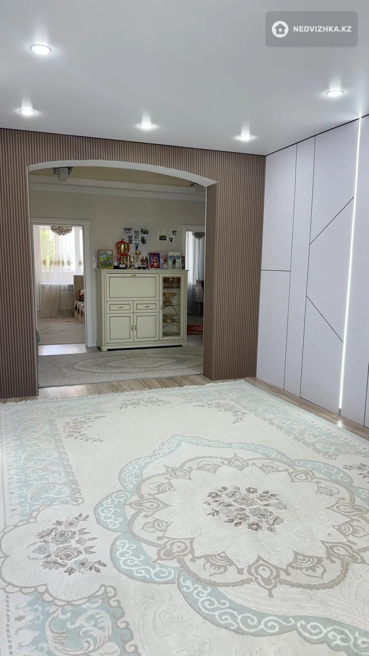 4-комнатная квартира, этаж 4 из 5, 109 м², На длительный срок