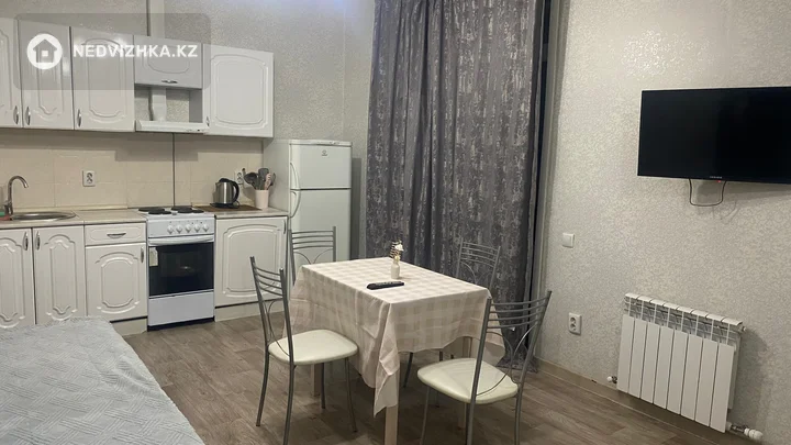 1-комнатная квартира, этаж 7 из 10, 40 м², Посуточно, фотография 2