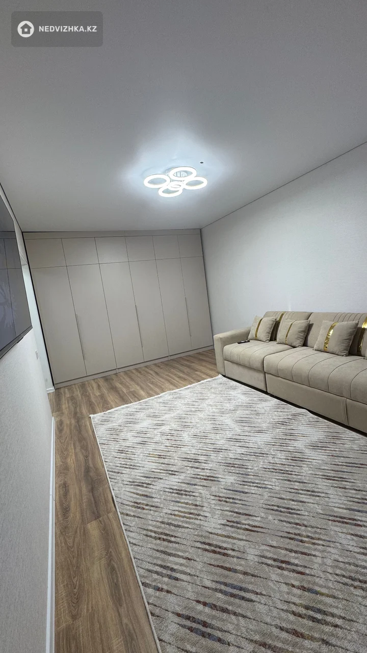 1-комнатная квартира, этаж 3 из 12, 35 м², На длительный срок, фотография 2
