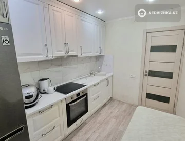 3-комнатная квартира, этаж 9 из 9, 63 м², миниатюра 1