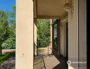 4-комнатная квартира, этаж 1 из 3, 180 м², миниатюра 1