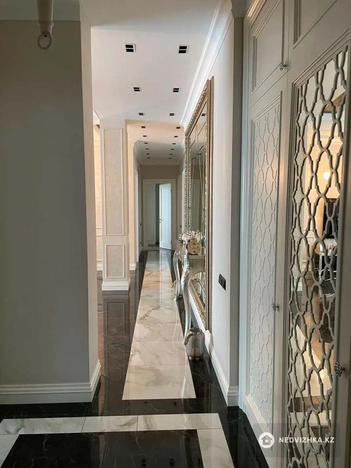 4-комнатная квартира, этаж 1 из 3, 180 м², фотография 2