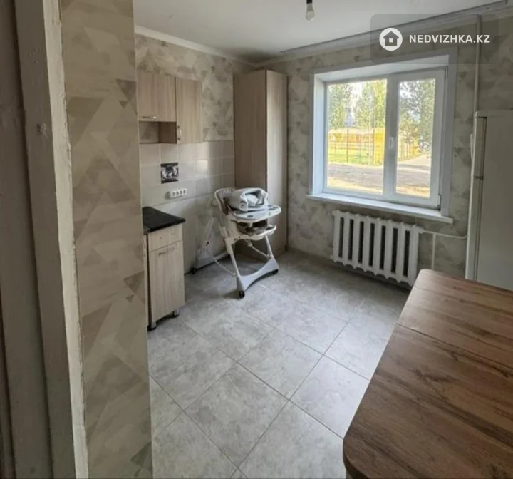 2-комнатная квартира, этаж 1 из 10, 50 м², фотография 4