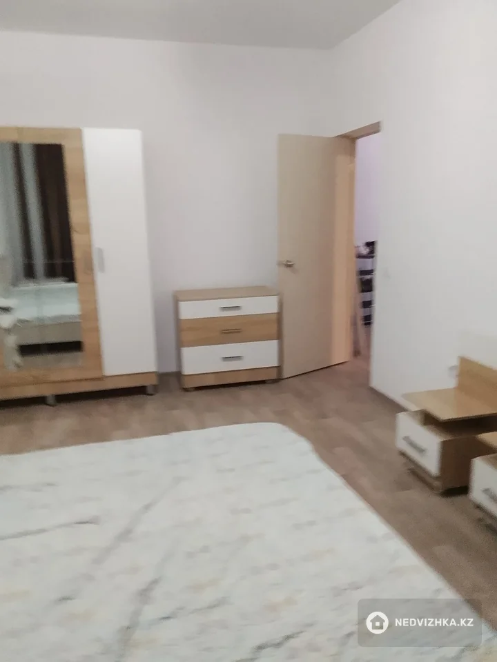 3-комнатная квартира, этаж 9 из 9, 80 м², На длительный срок, фотография 4