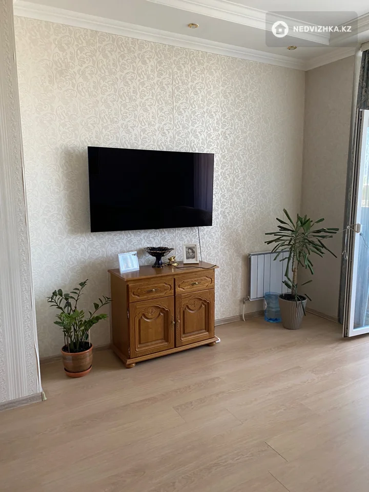 2-комнатная квартира, этаж 9 из 10, 81 м², фотография 3
